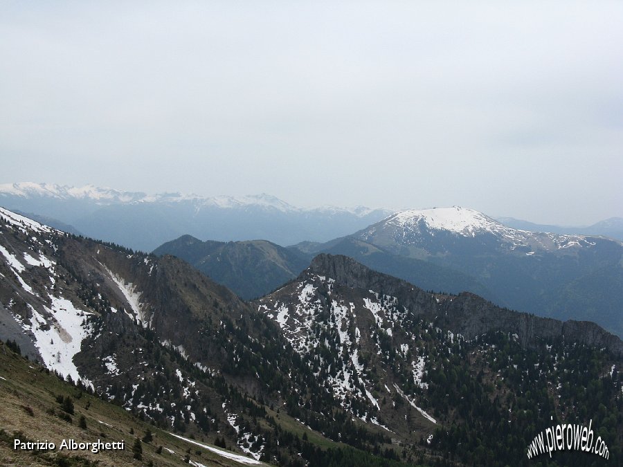 22-Dal P.Olone veduta sul Cornetto, Pora e cime della Val Camonica.JPG